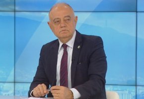 
Според Атанасов така се прикриват определени обстоятелства, "свързани с действия от хора, близки до президента". Другият сигнал, по думите му, е за схема за осигуряване на българско гражданство на руснаци.