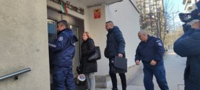 Екипът, който трябва да свали електронната гривна на Габриела, пристигна в дома ѝ.