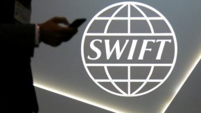 
След като през 2022 г. ключовите руски банки бяха изключени от SWIFT, Русия и много от нейните търговски партньори увеличиха усилията си да намалят експозицията към западната финансова система. Банките и предприятията се стремят да използват алтернативни финансови и банкови платформи, като например системи за изпращане на парични съобщения, различни от SWIFT, а също и да заменят долара и еврото с национални валути при търговските разплащания.