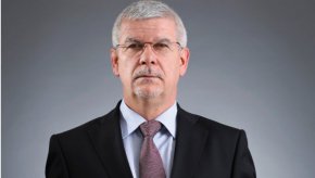 Категорично си отива и спортният министър Илиев, което е напълно логично при грандиозния корупционен скандал в ММС, стигнал до съда в едно правителство и в едно мнозинство, които са обявиха за антикорупционни.
