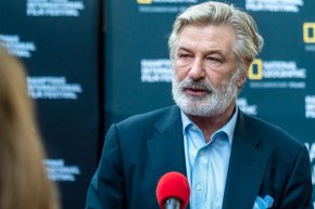 
Болдуин твърди, че не е натискал спусъка на оръжието и че не е отговорен за смъртта на Хъчинс.

 