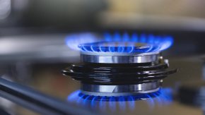
Регулаторът установи, че общото прогнозно количество за вътрешния пазар е осигурено от три различни източника за доставка. В ценовия микс за февруари е включено цялото договорено количество азерски природен газ, доставян по интерконектора „България - Гърция“ /IGB/, съгласно действащия дългосрочен договор с Азербайджан. 