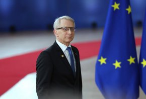 Поне 1 милион лева народна пара от нашия джоб ще потроши партийната делегация на Продължаваме промяната в САЩ идната седмица. Това става на фона на стачки в Министерството на културата и Агенцията за социално подпомагане поради мизерни възнаграждения.