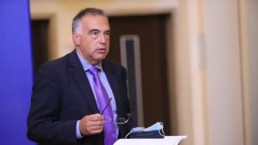 Според него обвиненията в корупция към президента не са подкрепени с никакви доказателства. Кутев ги определи като „форма на обществено оглупяване".