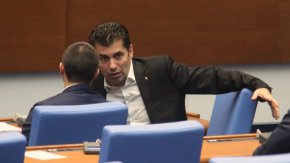 
По време на ротацията трябва да има минимални трусове в управлението, а пълната размяна на постовете между Денков и Габриел ще запази най-добре лицето на България навън. Това заяви съпредседателят на "Продължаваме промяната" Кирил Петков.
