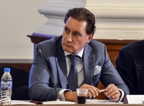 
Кирил Домусчиев стана поредният български олигарх, който се пренесе в Дубай. Макар да построи къща в самия народен парк Витоша, което е скандално, а още по-интересното е, че направи свои съседи Кирил Петков и Даниел Лорер в комплекса покрай рекламата, която му завъртяха за непостроения завод за е-коли. Както в друг негов комплекс - ЕСТЕ, бе приютен Влади Горанов при предишната власт. Независимо от тези софийски имоти,  смятаният за най-богат българин вече е новодомец в емирството.