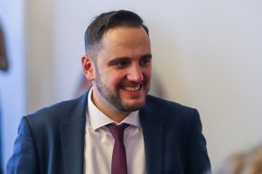 За втори път спечелилата изборите в София и представяща за за евроатлантическа и експертна коалиция ППДБСС издига Цветомир Петров, по-известен като Царевицата за председател на Столичния общински съвет, лансиран от новия кмет Васил Терзиев, но повече от самия сив кардинал на Промяната Лена Бориславова, ако се вярва на вътрешни източници.
