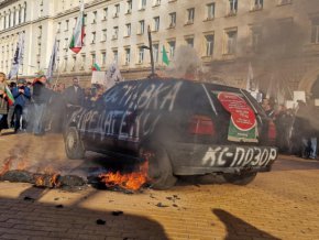 Десетки граждани развяват български знамена на организирания от “Възраждане” протест пред сградата на Конституционния съд.