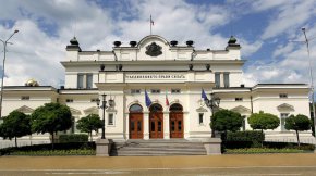 Със 115 гласа "за", 16 "против" и 2 "въздържал се" Народното събрание прие на първо и второ четене промени в Кодекса за социално осигуряване, с което са дава възможност на репресираните да си купят трудов стаж.
