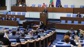 Народното събрание прие на второ четене промени в Закона за енергетиката, даващи възможност на потребители на газ да монтират за своя сметка уред, който да отчита потребените количества синьо гориво, като превръща кубичните метра в калории.
