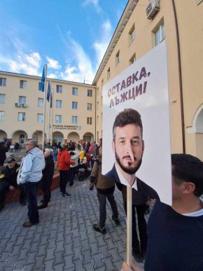 Район Илинден на протест срещу невидимия СС-кмет: Фото на деня
