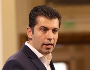 "Няма да се наведем и не приемаме да ни чертаят червени линии" - така Кирил Петков отговори на ултиматума на Борисов, че ако ППДБ не отстъпят МВнР на ГЕРБ при ротацията сглобката ще се развали и отиваме на избори 2 в 1.