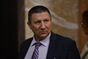 Временно изпълняващият функциите главен прокурор Борислав Сарафов поиска от правосъдния министър Атанас Славов да разпореди да бъде назначена охрана на двама прокурори от СГП, които в неделя са получили заплахи за живота си. 