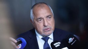 По думите на Борисов ПП се опитват да се ребрандират като някакви антикорупционери. "Най-малко им отива такъв образ на фона на скандалите през последните месеци. В спортното министерство са десетки хиляди левове рушвети. В електронното министерство стотици милиони. Денков казва, че му стесняваме възможностите.