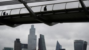 Британците са предупредени за спад в ръста на заплатите