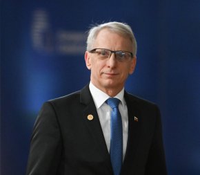 
    "И коментарът, който беше е - може би е редно новият министър да стартира тези процедури, така че да носи и политическа отговорност за това.