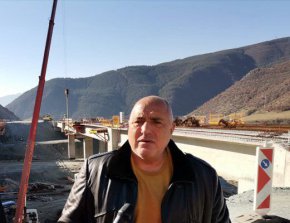 
„Работихме неуморно и експедитивно, както хората очакваха от нас. През третия ни мандат започнахме съоръженията, които се откриват днес. Осигурихме финасирането (европейско и национално), придвижихме тежките процедури, започна строителството на най-дългия и сложен тунел ”Железница” и мостовите съоръжения от двете му страни. Имахме решение и за най-опасния участък - този през Кресненското дефиле. Което вече три години отлежава “в кошчето”. Защото тапата там си стои. И чака с години.