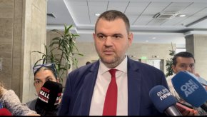 
"Водихме тези разговори с колегите. Мислех, че те се шегуват, че наистина ще поискат да си делнат съдебната власт и службите. Виждаме всичко вътре… Няма нищо за хората", посочи още Пеевски.