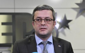 
"Преговори ние сме водили. Те се случват с преговорни групи, пишат се документи, преговаря се, след това се представят на обществото, а не се пуска един хвърчащ лист, в който предложението е "дайте да си разделим държавата". Всички други общи приказки за борби с корупцията и какво ли не са сложени, за да се опакова предложението "дайте да си разделим държавата".