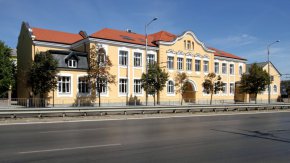 
    "Проблемът започна, че си разрешихме като институции, като преподаватели, да наложим санкция-забележка на три от децата за арогантно поведения, за нарушение на правилника на училищния ред", разказва преподавателят по БЕЛ.
