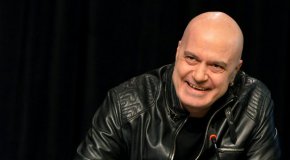 
Вероятно, всички вече сте разбрали за днешната реплика на Делян Пеевски, която гласи: “Христо Иванов пиеше мазно турско кафе и седеше в скута ми.” Това би трябвало да е краят на политическата кариера на Христо Иванов. Министър на Бойко Борисов, защитник на свободата на плажа на Ахмед Доган, авторът на лъжата, че аз съм дългата ръка на ДПС, въобще, борец срещу присъствието на ДПС в българското политическо пространство.