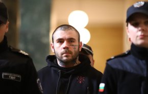 
Според адвокат Димитров няма как човек, който е пътувал на задната седалка на джипа на Семерджиев, да е жив след удара. „Колата беше разцепена на две и никой не би могъл да оживее, камо ли да стане, да се изтупа и да си отиде, каквото беше твърдението на защитата", допълни юристът.