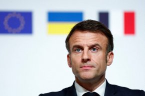 В отговор говорителят на Кремъл Дмитрий Песков предупреди, че "в този случай трябва да говорим не за вероятността, а по-скоро за неизбежността" на пряк конфликт между НАТО и Русия, ако в Украйна бъде изпратен западен военен персонал.
