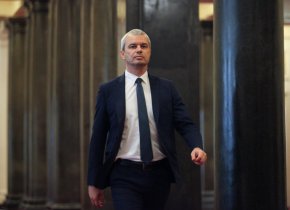 Предложението на ПП-ДБ да бъдат отстранени от комисии по външна политика и отбрана депутатите от „Възраждане“ Ангел Георгиев и Ивелин Първанов, заради посещението им в Москва, предизвика нетрадиционно решение, според което Андрей Чорбанов от ИТН пое за кратко председателството на Народното събрание.
