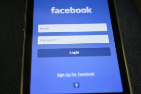 Facebook се срина, изхвърля всички автоматично