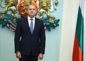 
От "Дондуков" 2 посочиха, че прессекретариатът на държавния глава своевременно ще информира за началото на конституционната процедура по провеждане на консултации с парламентарните групи преди връчване на мандат за съставяне на правителство.