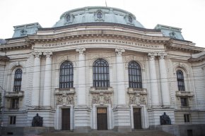 Таксите за обучение на студентите и докторантите държавна поръчка да отпаднат още през тази академична година. Това реши правителството с предложените промени в Закона за висшето образование.