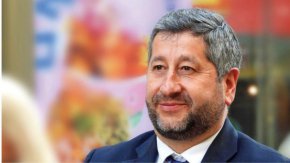 
Въпросът ще има ли правителство все още няма отговор - ясно е само, че на този етап няма разбирателство за министерските постове в евентуален кабинет. Днес в 12 часа се очаква Мария Габриел да отиде с мандата при президента Румен Радев. Това е поставеният последен срок от ГЕРБ за преговори за съставяне на правителство.