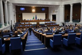 Парламентът ще заседава извънредно утре, за да гласува отказа на Мария Габриел от премиерското място.
