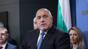 
    В единия случай казват "Бойко, помогни ни", в друг "Бойко е виновен". Направихме всичко необходимо да имаме правителство в понеделник. Това ли е бягство?", изтъкна той.