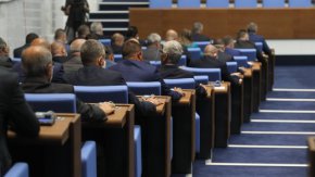 Нов казус с конституционните промени. Оказва се, че депутатите, избрани и в следващия парламент, ще взимат двойни заплати.