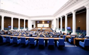 
Народното събрание удължи работното си време, за да бъде разгледана и вкарана днес в извънредно заседание на правната комисия точка за изменение и допълнение в Закона за БНБ. Предложението бе внесено от ГЕРБ и ДПС - Йордан Цонев, Анна Александрова, Теменужка Петкова и Хамид Хамид.