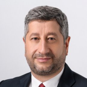 
Все пак законодателният процес изисква определено вникване. Има разлика между политическо решение за определени текстове, разработването на тези текстове - кой ги е внесъл, кой ги е гласувал и кой е авторът на тези текстове, защото авторът на законодателните актове е Народното събрание. 