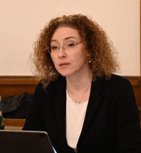 
Това са естествени процеси в цял свят - ниска раждаемост и ниска смъртност, и България следва тези процеси в хода на нормалното си развитие. Проблемът на България не е в ниската раждаемост, а в огромната смъртност, по който показател ние сме водещи в целия свят. И другият проблем е липсата на млади хора, които да съставляват този фертилен контингент, пише соцминистърът И.Шалапатова.