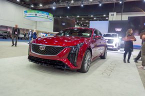 Cadillac значително актуализира седана CT5 за моделната година 2025, но актуализациите са свързани с голямо увеличение на цената.