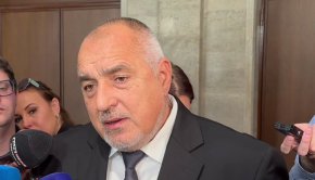 
    "Не давам оценка на казаното от Денков, но помня, когато дойдоха миньорите от Мариците да ги бият тука в парламента, че той се сгуши зад Пеевски. Това го помня до ден днешен. Помня много, много срещи, в които въобще не се разглеждаше такова зло. Ако Петков и Пеевски решат да направят правителство, защото аз само с ДПС няма да направя правителство, ще бъдем една много добра опозиция", заяви той.