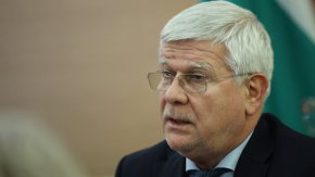 
За сравнение, той посочи, че при възможно едностранно прекратяване от страна на БАБХ следва да се заплатят неустойки в значително по-голям размер и да се водят дълги съдебни процеси.