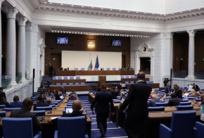 С други поправки в правилника депутатите решиха на всяко шестмесечие да се изисква доклад от Комисията за противодействие на корупцията и от Комисията за отнемане на незаконно придобитото имущество и да се провеждат изслушвания на председателите и членовете им.

