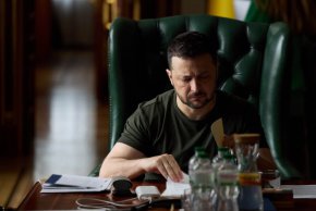 Днес националните телевизионни канали практикуват двуезични украинско-руски програми, в които участниците използват руски език без превод или субтитри", каза той. "От 17 юли тази практика ще бъде прекратена. Ще има повече украински език!"

 