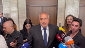 

Много интересно за техните министри, които останаха, също си мълчат и считат, че им се полага. За техните областни управители. Също считат, че си в правото да го имат. А за какво е това право? Не знам. И на базата на какво е също не знам. Но вие сте много добронамерени към тези въпроси и всякакви въпроси, всеки ден свързан с външния министър Митов. Ами не е честно да ви кажа, не е честно това", коментира Борисов.
