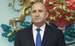 
Според държавния глава законодателството трябва да позволява бързо и качествено изграждане на важните за България обекти, но едновременно да е съобразено със задължението на държавата да закриля своите граждани и природа.
