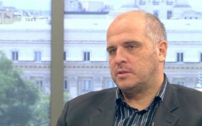 
„Попаднахме на тези факти, които извадихме от Агенцията по вписванията. Това са поредица от документи, които са фалшиви и всички тези фалшиви документи са вътре с фалшифицирани подписи и невярно съдържание. Всички тези документи са подписани с електронния подпис на Лена Бориславова и са входирани в Агенцията по вписванията, за да се смени Управителният съвет на сдружението „Да запазим Корал“, на което аз съм председател“, обясни той.