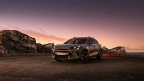 След като преди няколко дни загатна за новите Formentor и Leon, сега Cupra официално показа двата обновени модела, които пристигат с няколко основни новости в интериора, екстериора и под капака.
