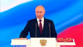

Путин обеща да използва правомощията си като държавен глава, за да гарантира, че всички руски граждани, които са доказали своята лоялност и са показали "най-добрите си човешки и професионални качества", ще получат водещи позиции в публичната администрация, икономиката и други сфери.