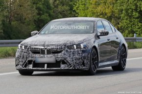 BMW е забелязано да тества прототип на обновения си M5, който е първият в историята на марката с електрификация.

