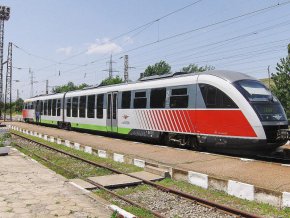 

Близо половината от пътуващите са използвали железопътния транспорт, за да посетят близки и приятели. Към 30% - за да стигнат до работното си място, а 8% - за да се придвижат до публични учреждения, болници, банки и други. Що се отнася до причината да изберат именно влака, една пета от пътниците са го направили, защото нямат алтернатива. Толкова са и тези, които считат влаковете за най-удобното превозно средство, а според 10%, това е най-безопасният транспорт за придвижване.